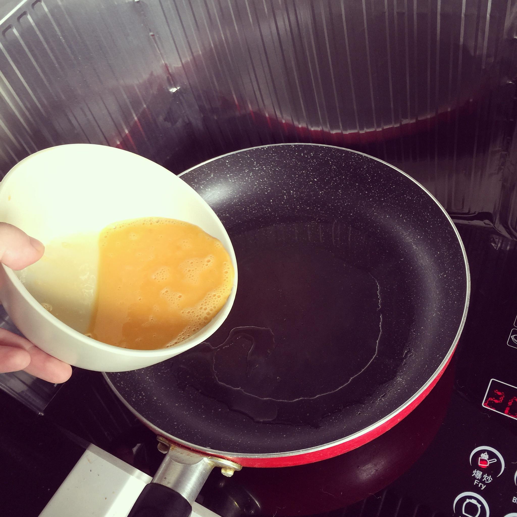 甜辣西紅柿蛋腸炒飯（拯救冰箱裏的剩餘食材）的做法 步骤4