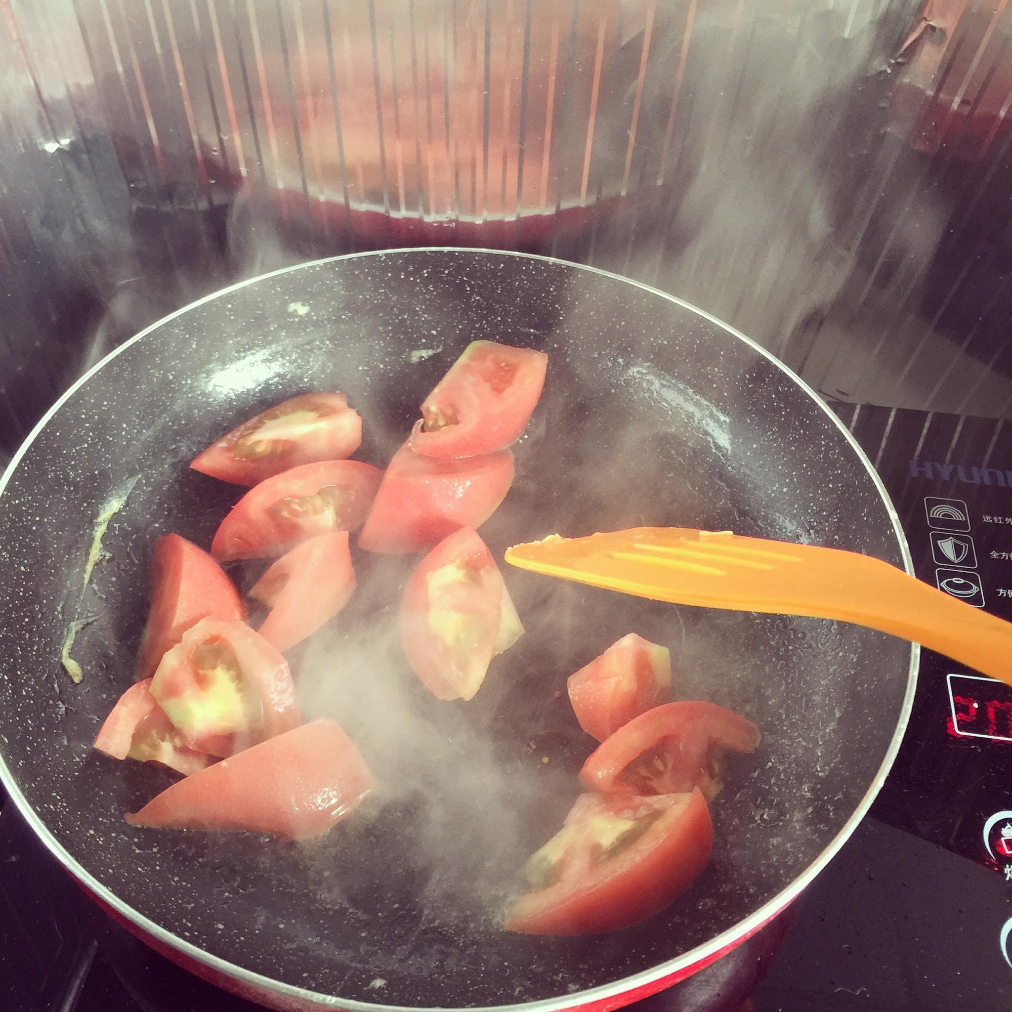 甜辣西紅柿蛋腸炒飯（拯救冰箱裏的剩餘食材）的做法 步骤6