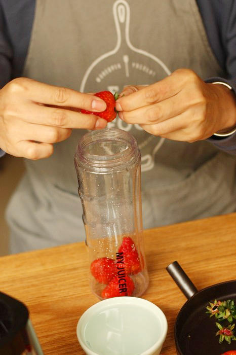 草莓養樂多果汁的做法 步骤2