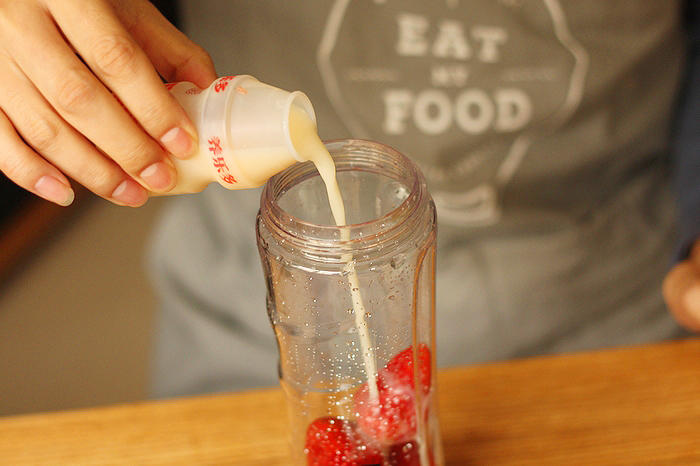 草莓養樂多果汁的做法 步骤3