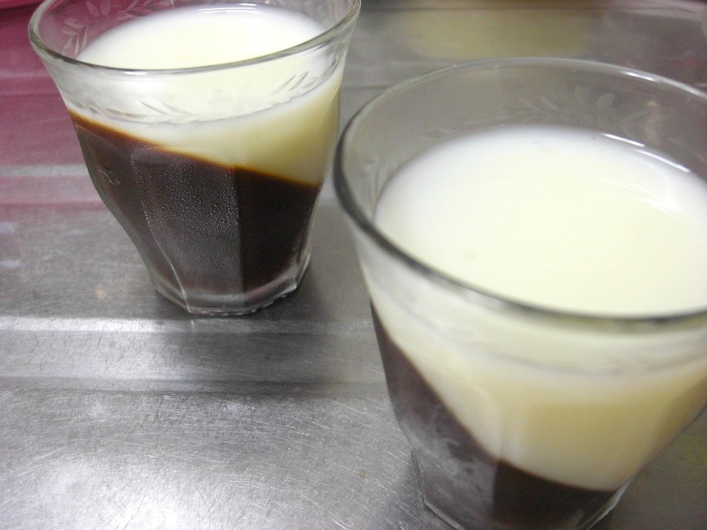 斜分的牛奶咖啡果凍的做法 步骤6