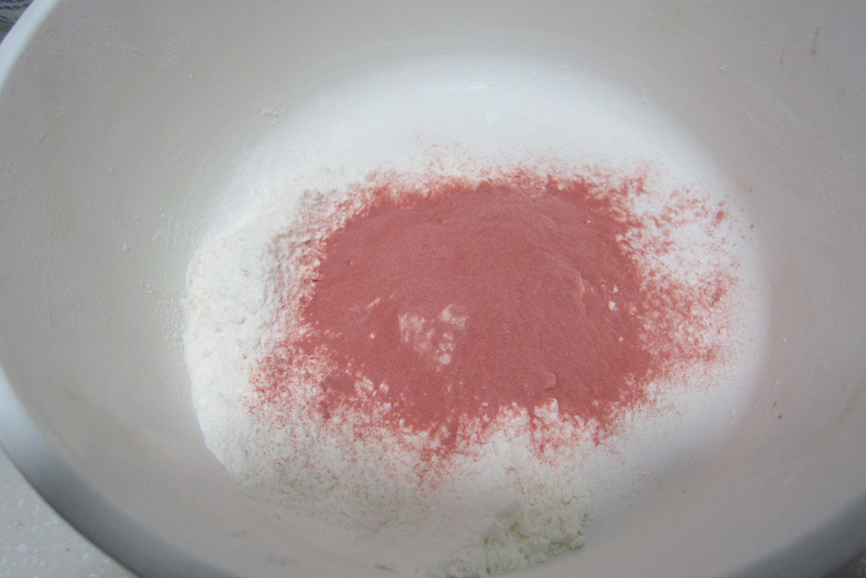 清新柔軟——草莓果醬戚風的做法 步骤2