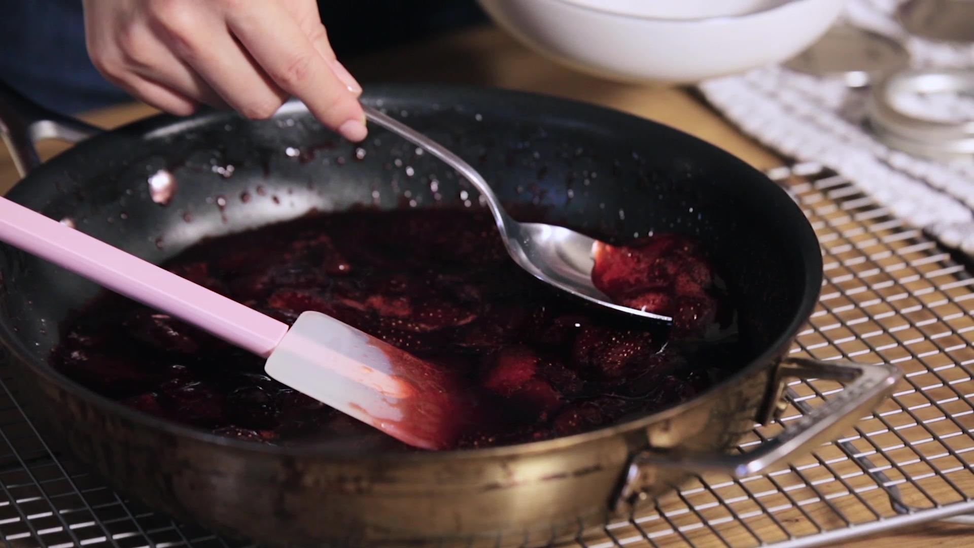 【曼達小館】下午茶系列：超大大大顆的草莓果醬的做法 步骤8