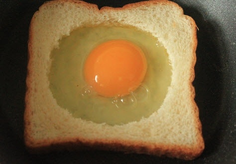 土司煎蛋 Egg-in-a-hole的做法 步骤3