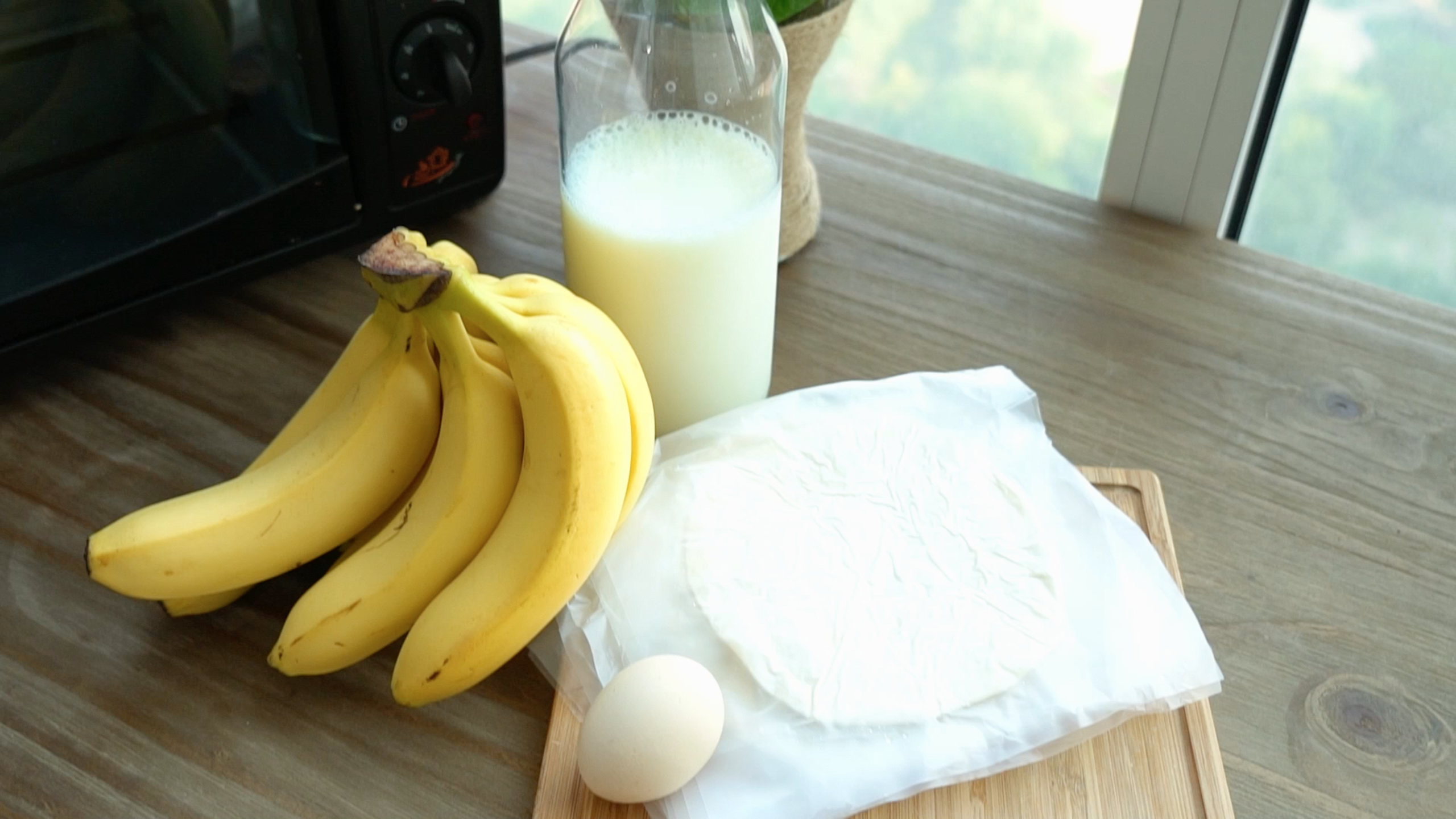 飛餅版香蕉派 &香蕉奶昔［快廚房］快手甜品的做法 步骤1