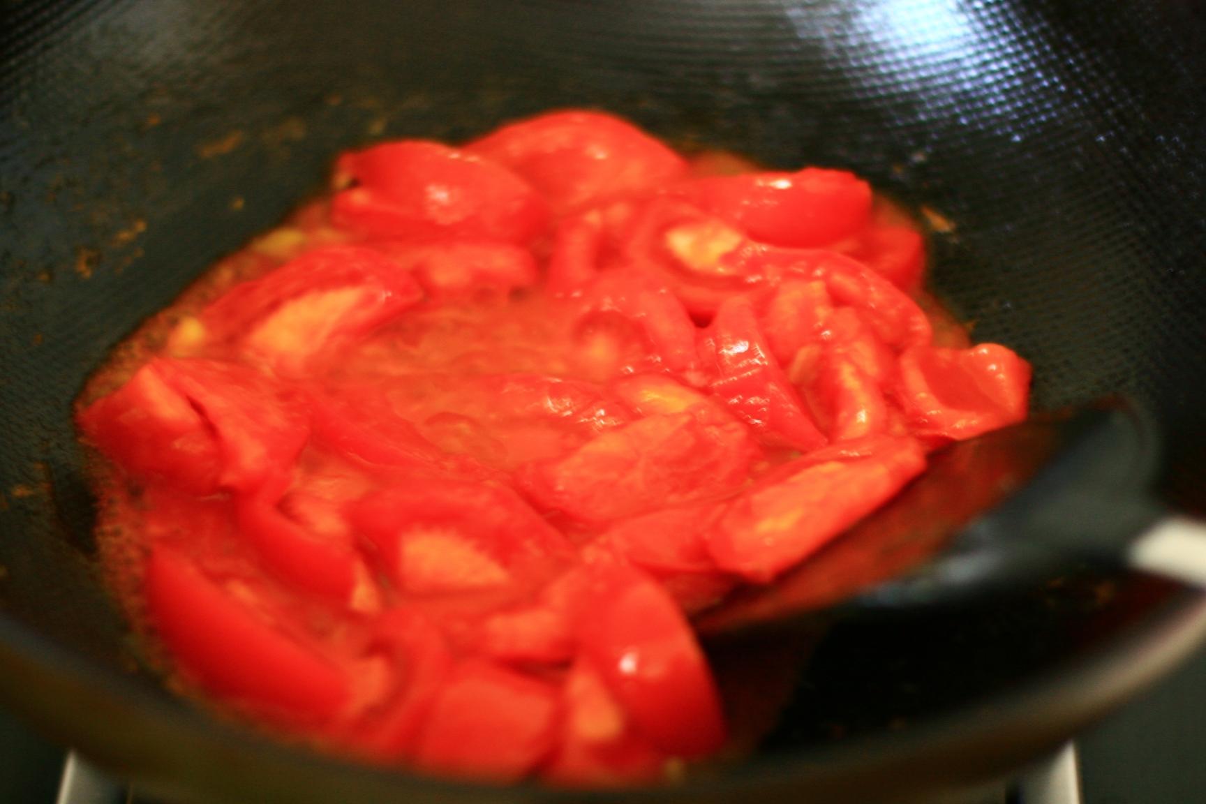 西紅柿雞蛋熱湯麪——經典無限愛的做法 步骤1