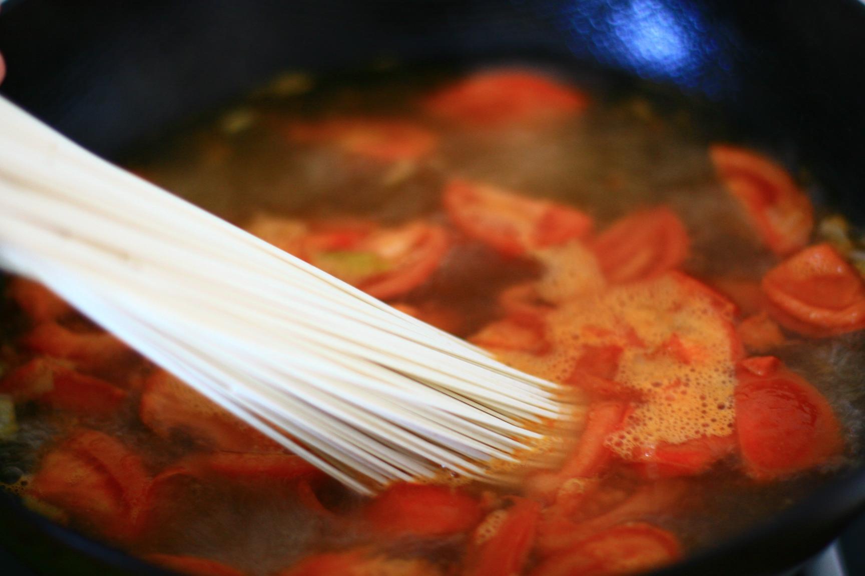 西紅柿雞蛋熱湯麪——經典無限愛的做法 步骤4