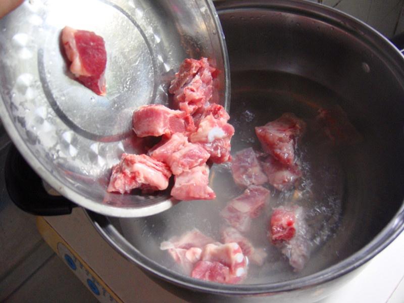 涼瓜黃豆排骨湯的做法 步骤2
