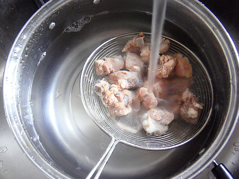 涼瓜黃豆排骨湯的做法 步骤3