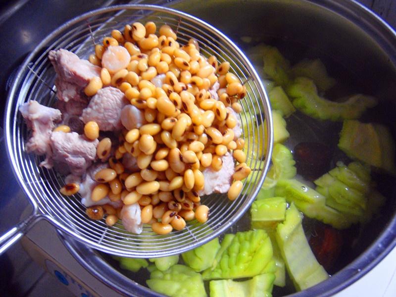 涼瓜黃豆排骨湯的做法 步骤4