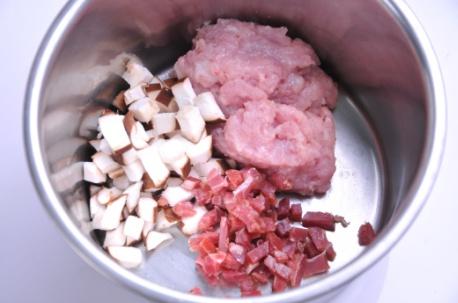 【金字美食廚房】火腿香菇蒸苦瓜的做法 步骤1