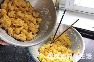 苦苣香菇玉米麪貼餅子的做法 步骤4