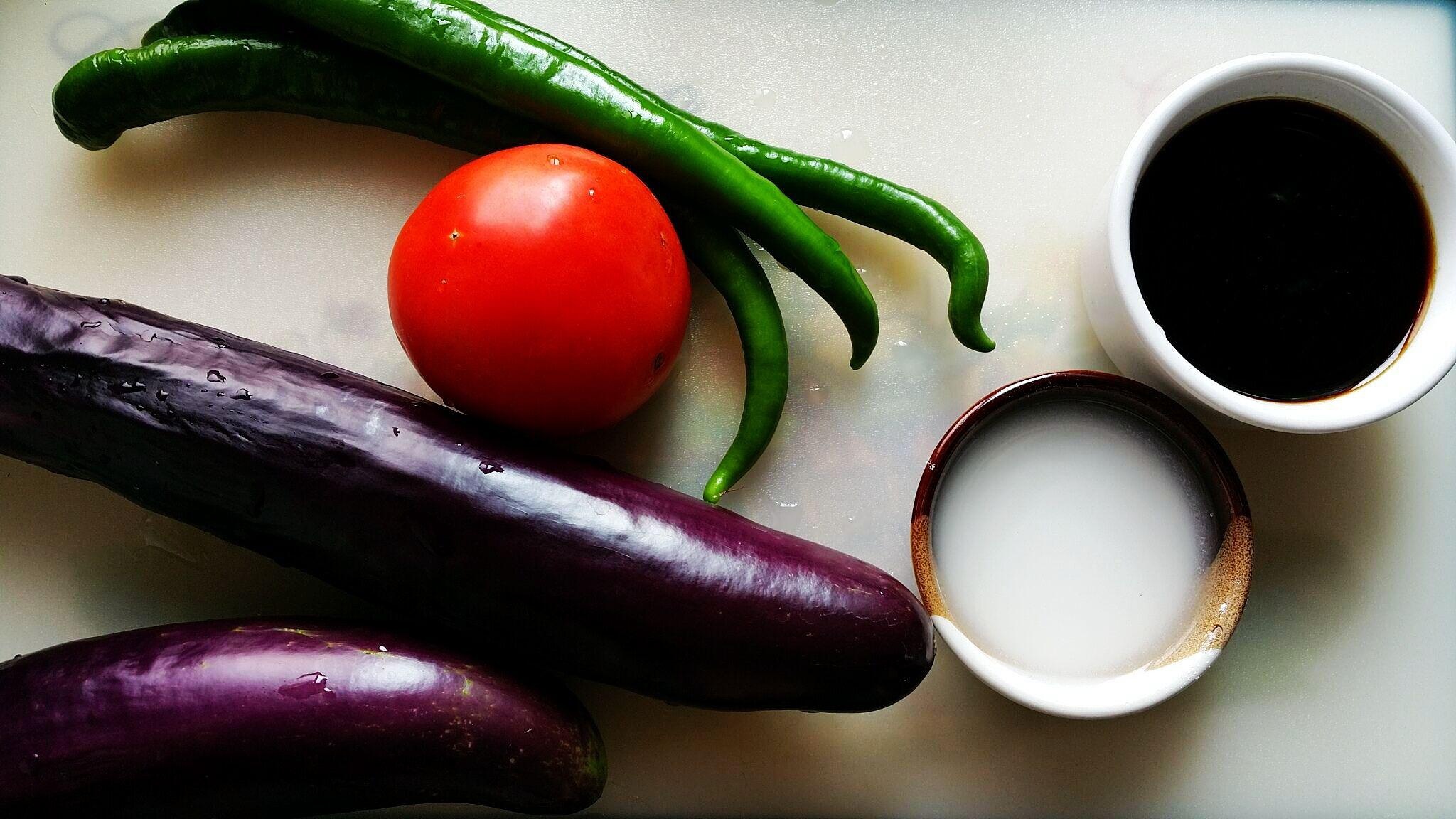 少油茄子，清熱解暑防「三高」丨燒雙茄&手撕茄子 · 圓滿素食的做法 步骤1