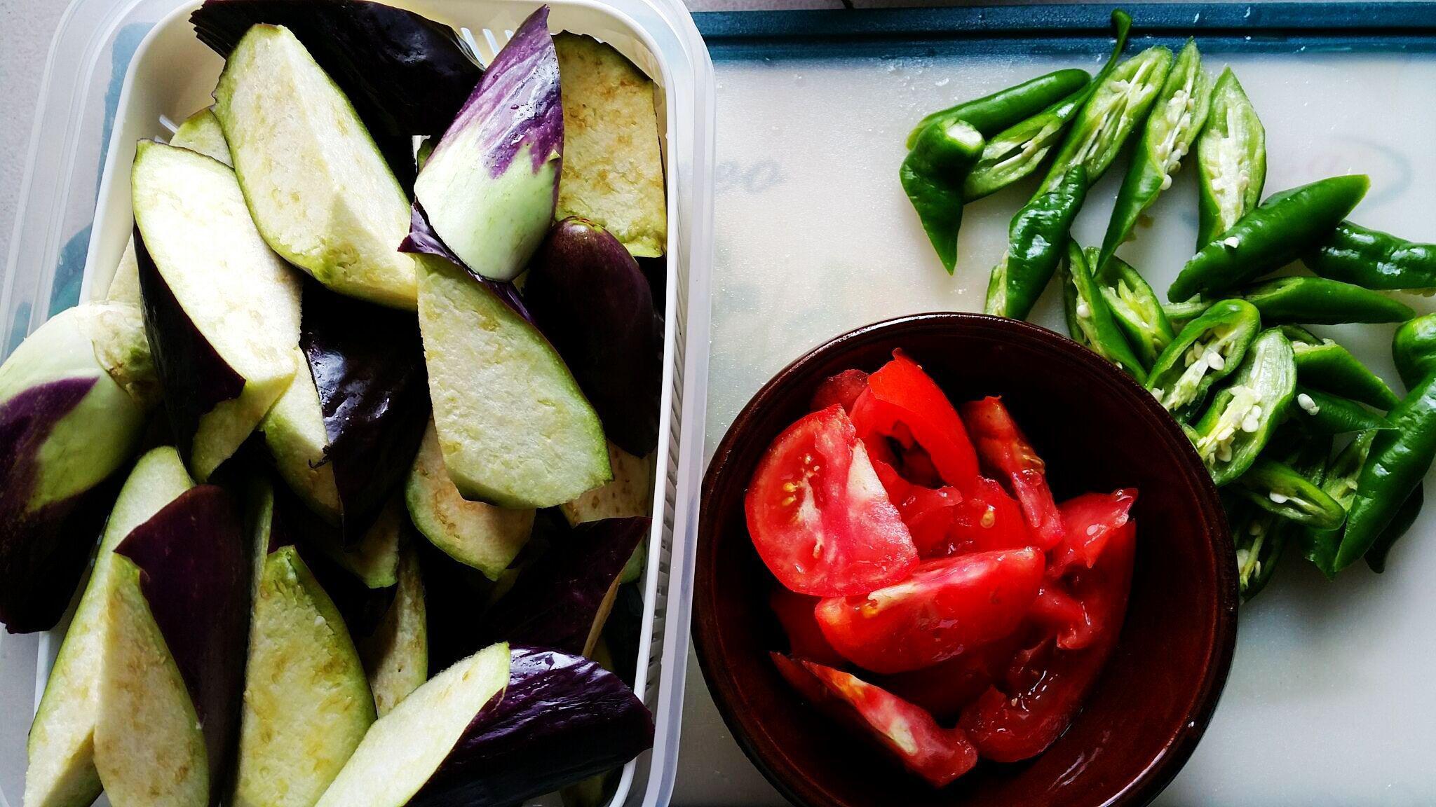 少油茄子，清熱解暑防「三高」丨燒雙茄&手撕茄子 · 圓滿素食的做法 步骤2