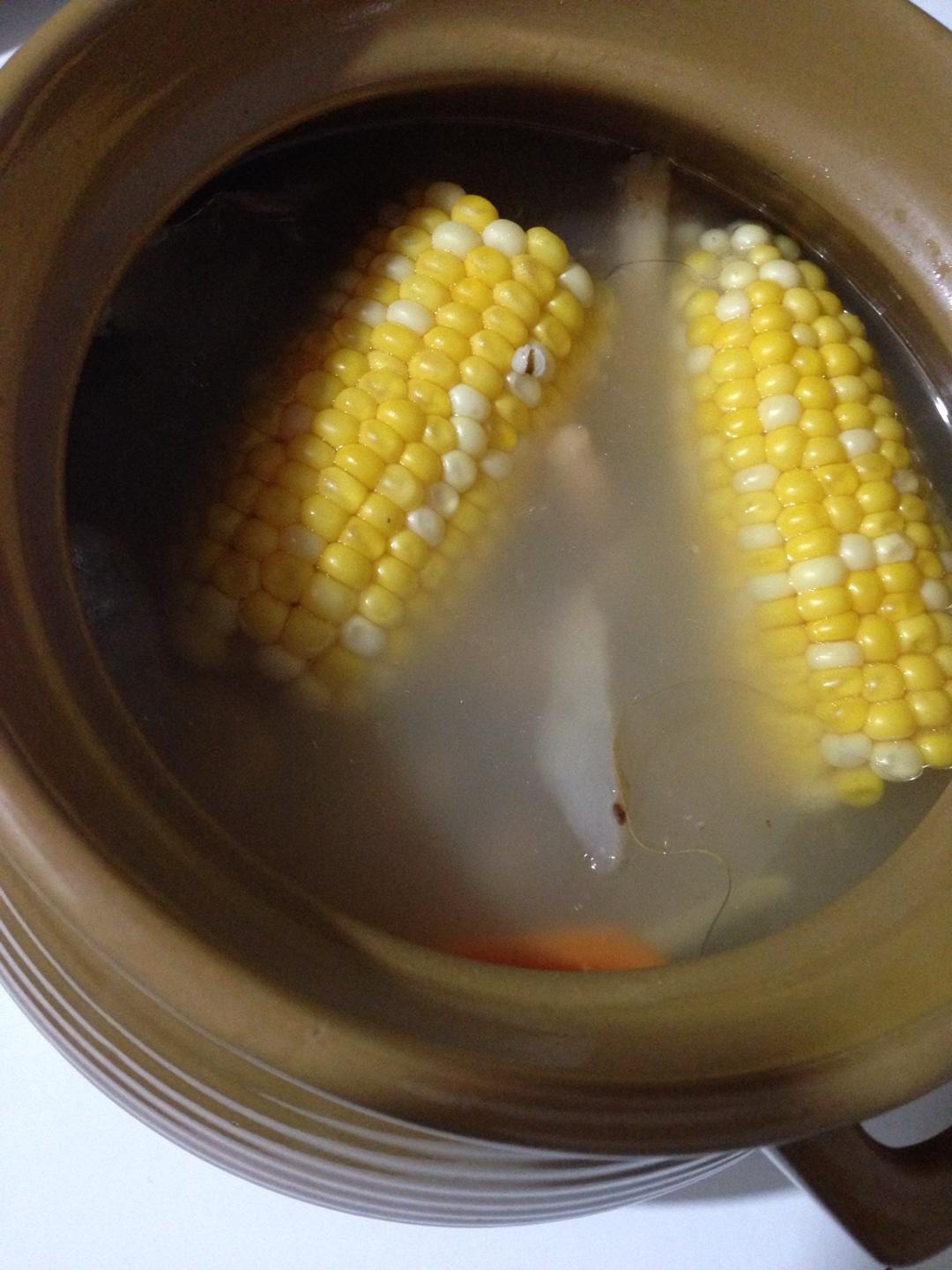 清熱去溼湯湯水水之——玉米排骨湯的做法 步骤3