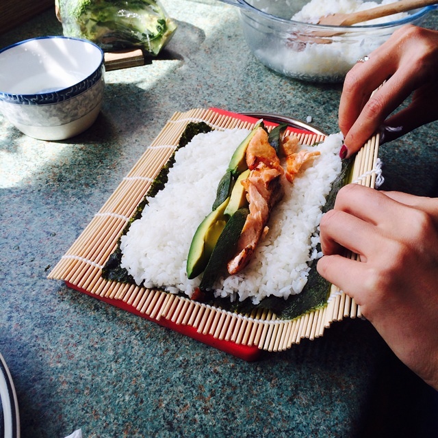 三文魚牛油果壽司的做法 步骤5