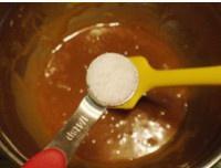 廣式月餅.蓮蓉蛋黃月餅--廣式餅皮製作方法詳解及鹹蛋黃的處理的做法 步骤3