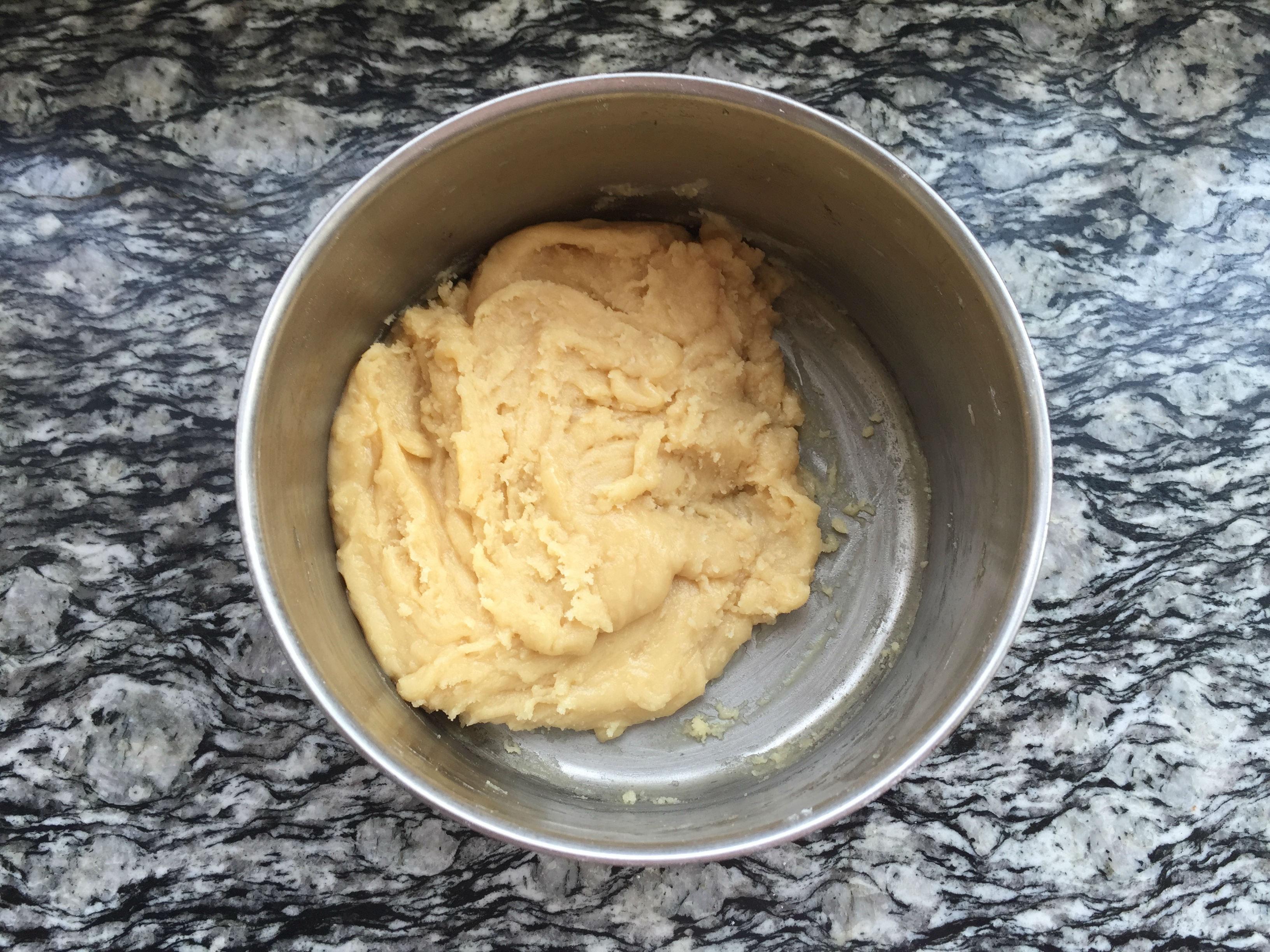 讓新手也可以做出完美的廣式豆沙蛋黃月餅的做法 步骤3