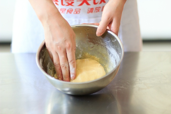 廣式豆沙月餅的做法 步骤2
