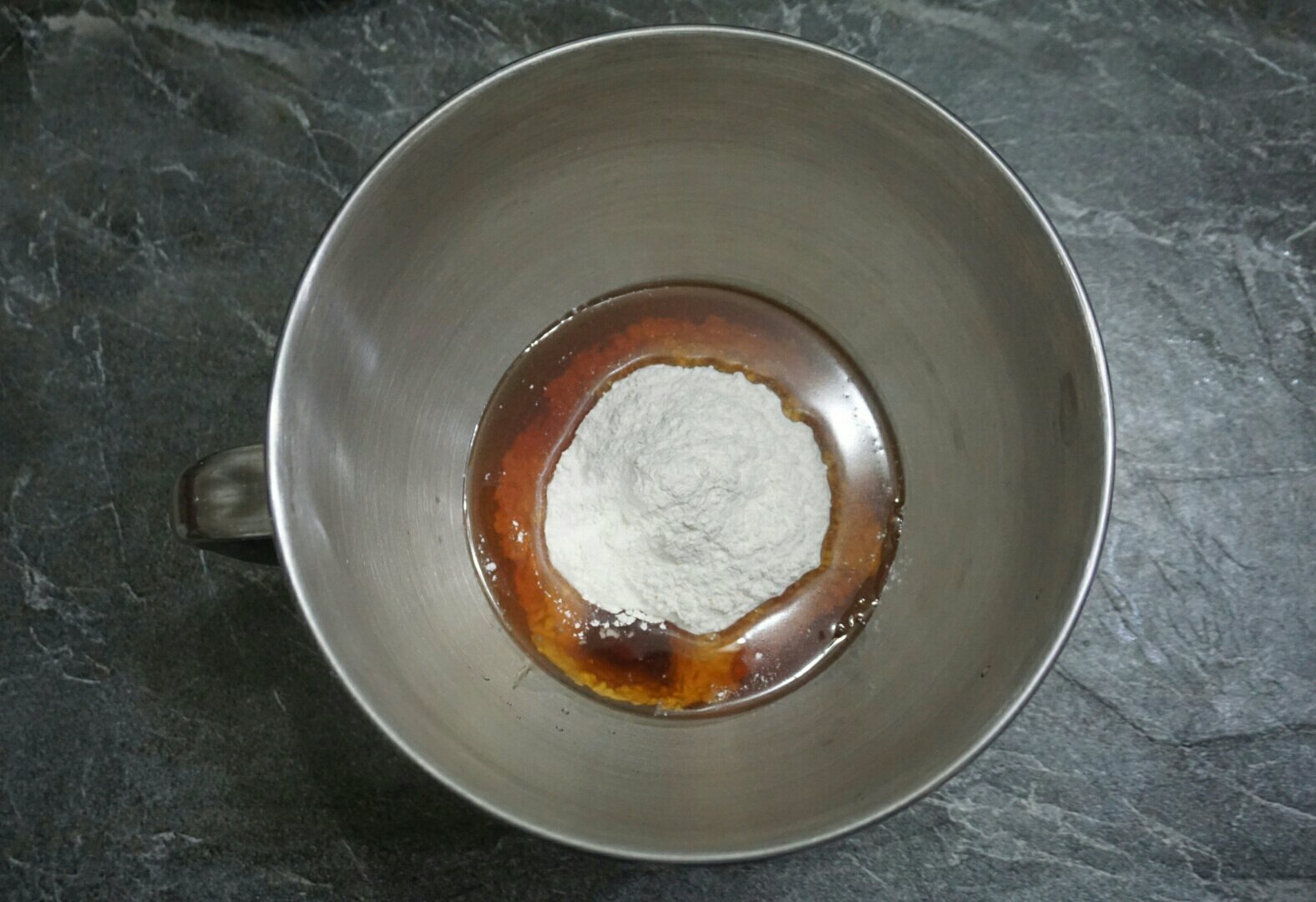 廣式蓮蓉蛋黃月餅的做法 步骤1
