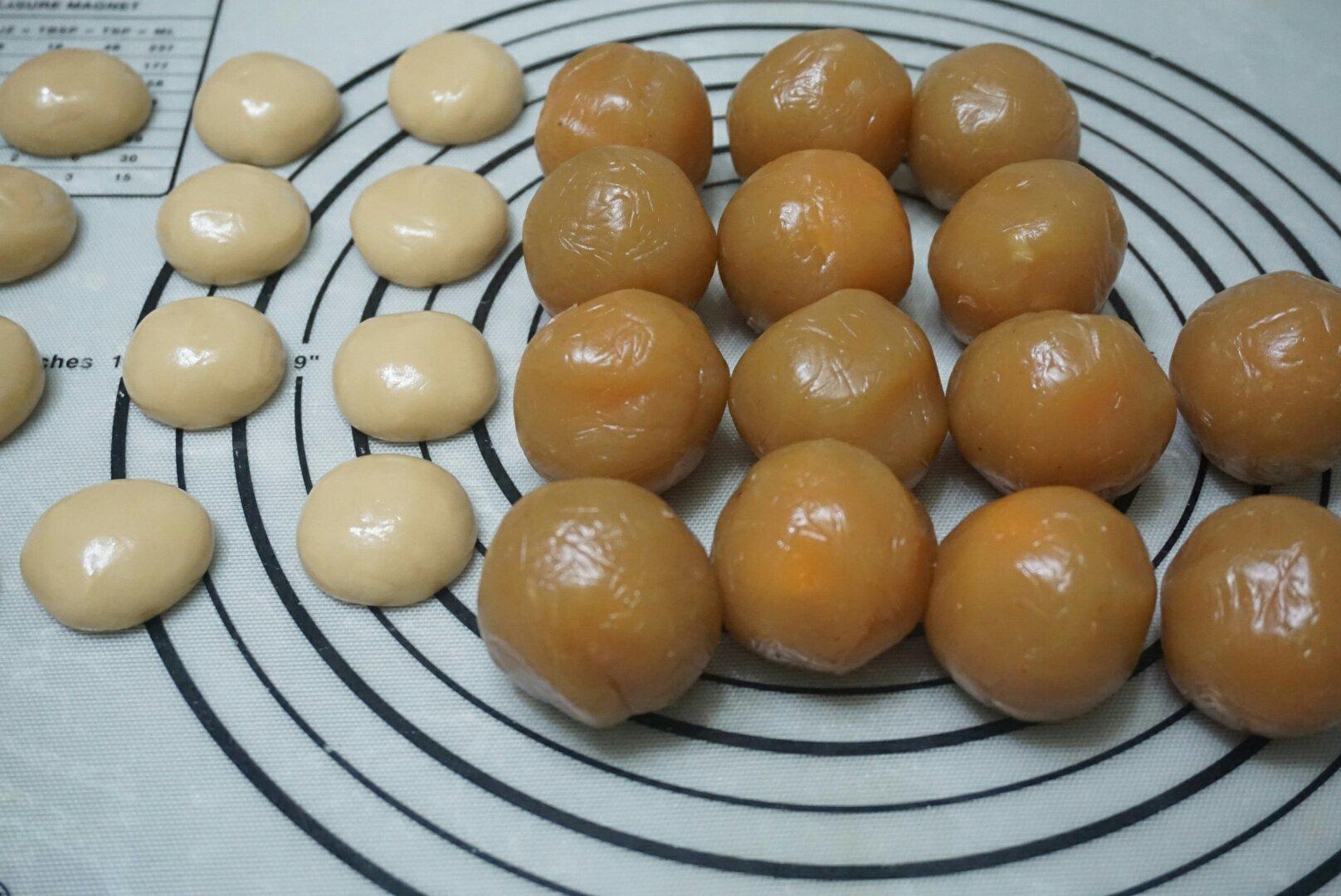 廣式蓮蓉蛋黃月餅的做法 步骤6