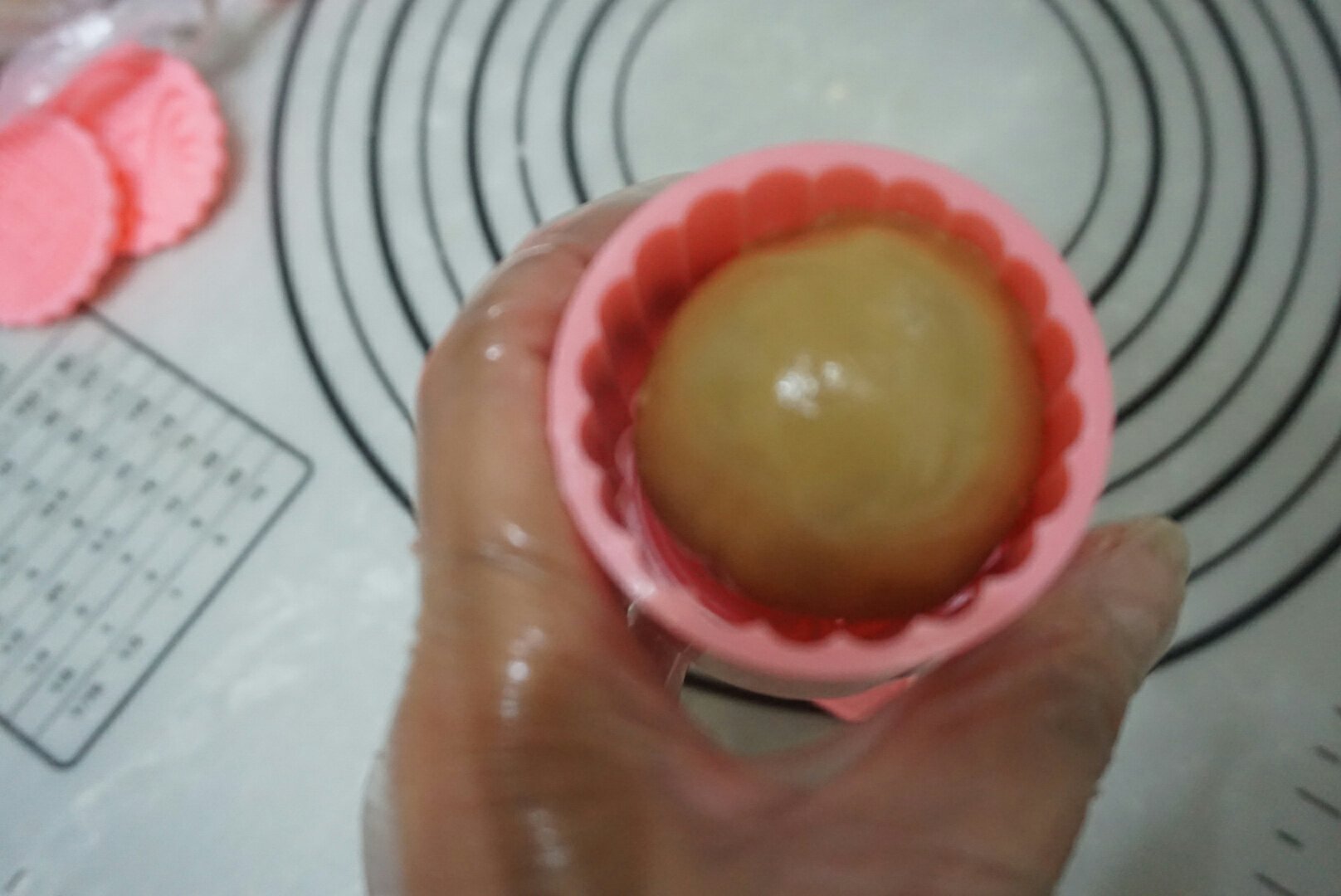廣式蓮蓉蛋黃月餅的做法 步骤9
