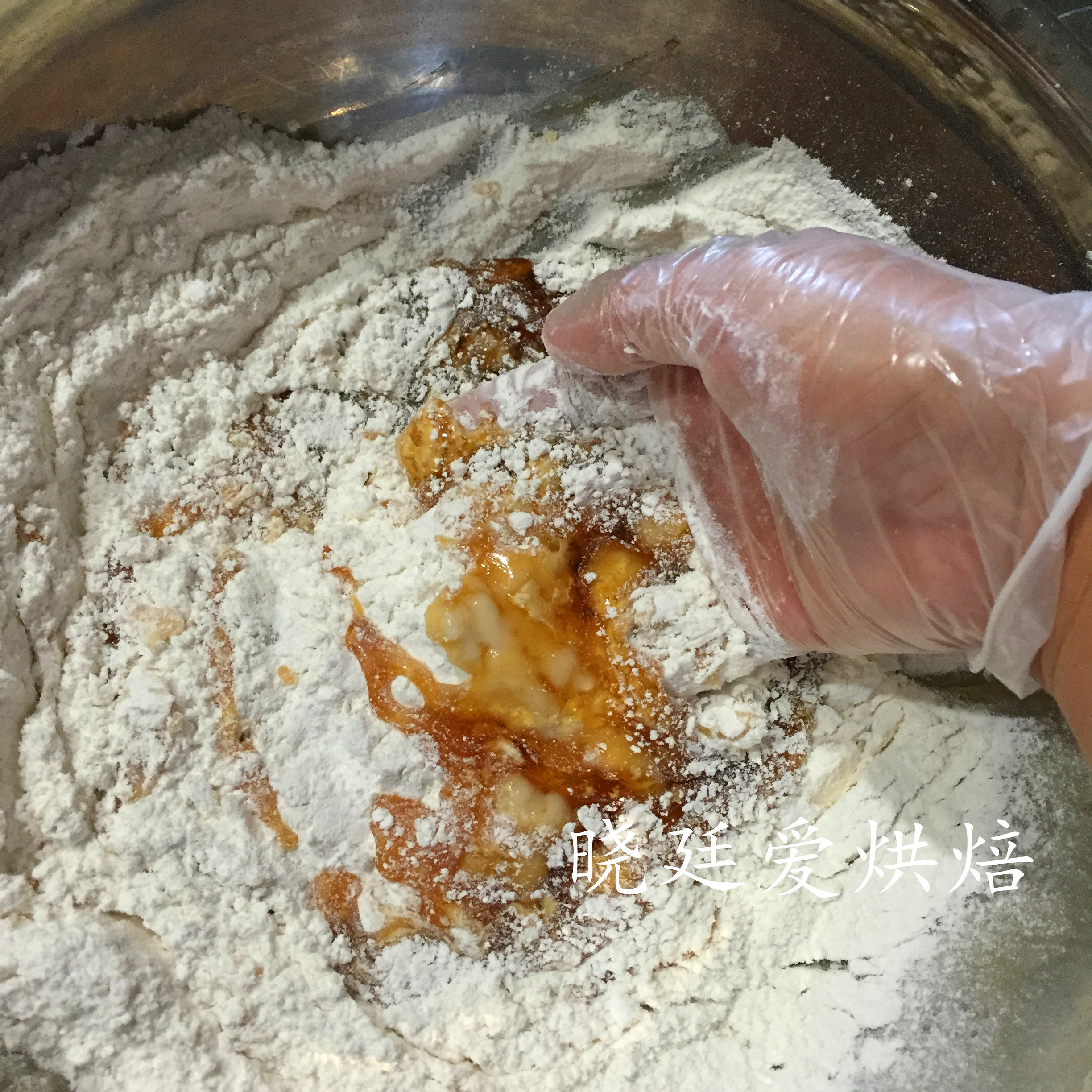 100g廣式豆沙蛋黃月餅配方及操作步驟的做法 步骤11