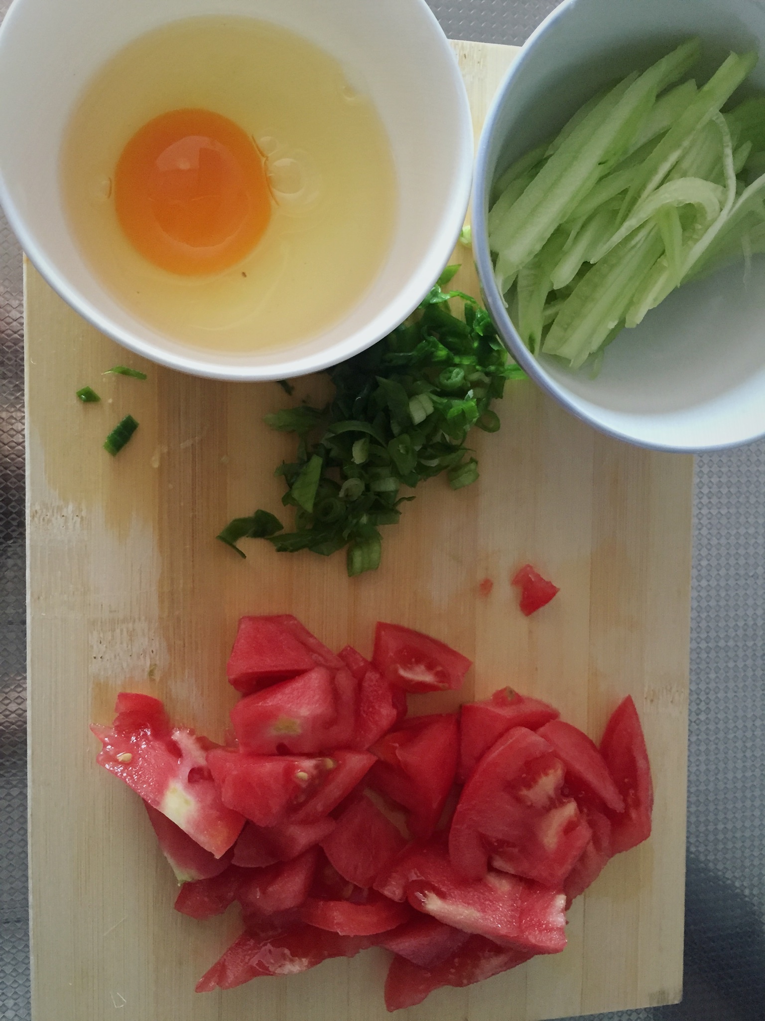 雞蛋番茄熱湯麪的做法 步骤1