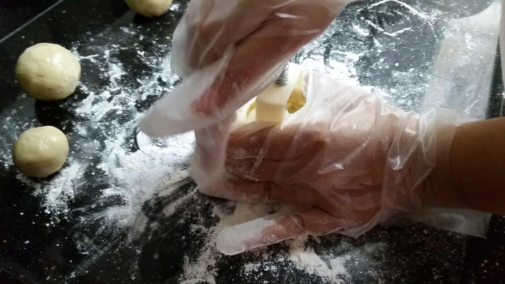 肉鬆（火腿）海鮮果仁鹹月餅的做法 步骤7