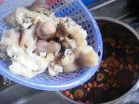 花生冬菇豬腳湯的做法 步骤7