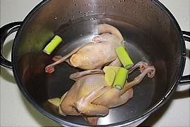 棗杞乳鴿湯的做法 步骤3