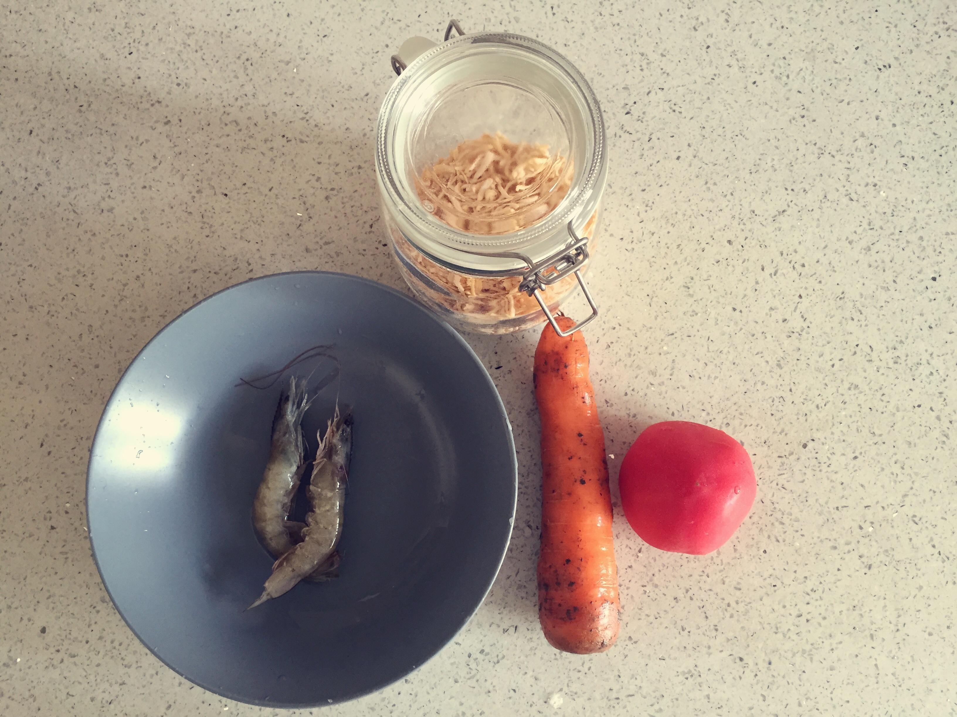 寶寶輔食 | 番茄胡蘿蔔鮮蝦面的做法 步骤1