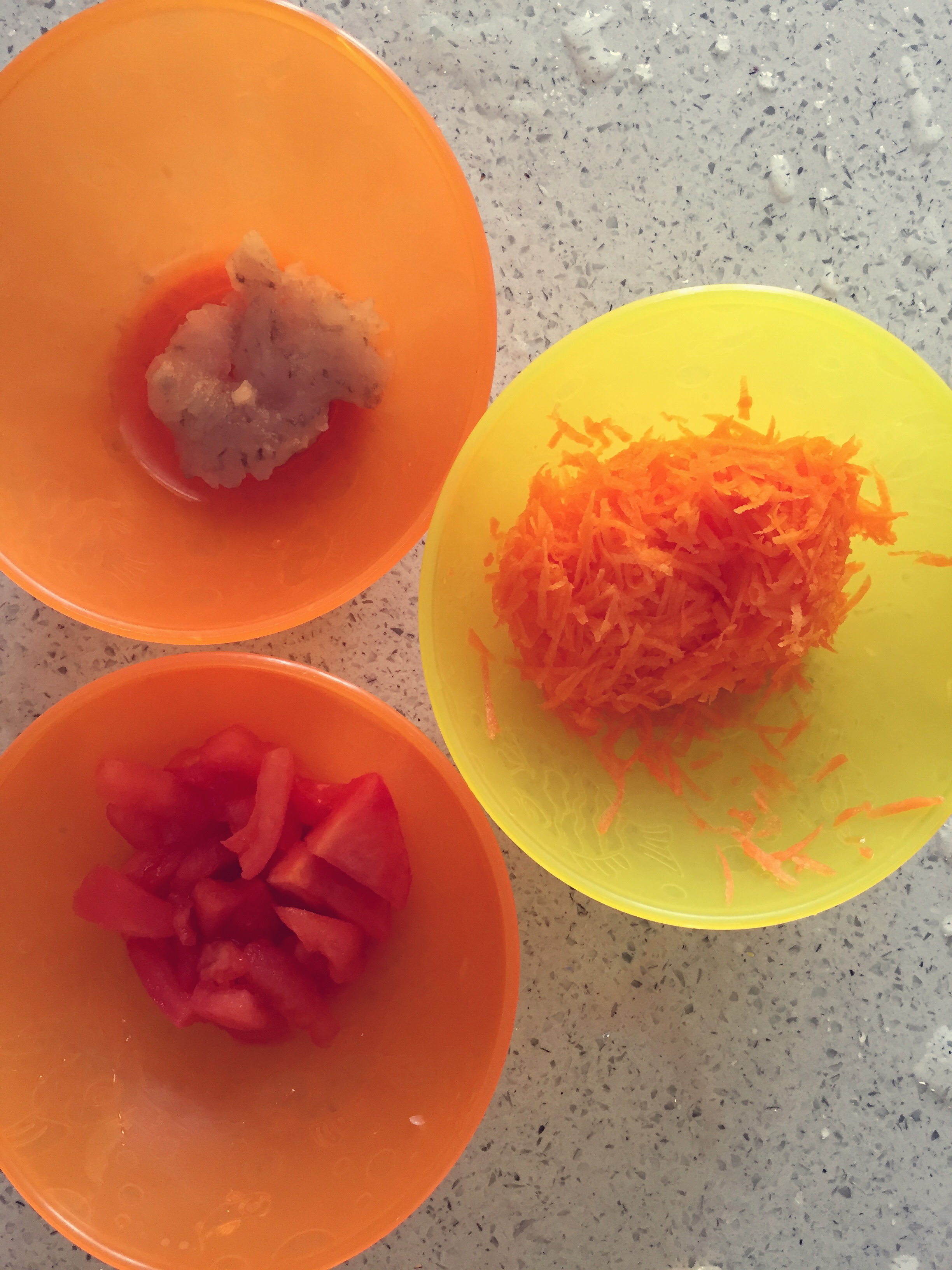 寶寶輔食 | 番茄胡蘿蔔鮮蝦面的做法 步骤2