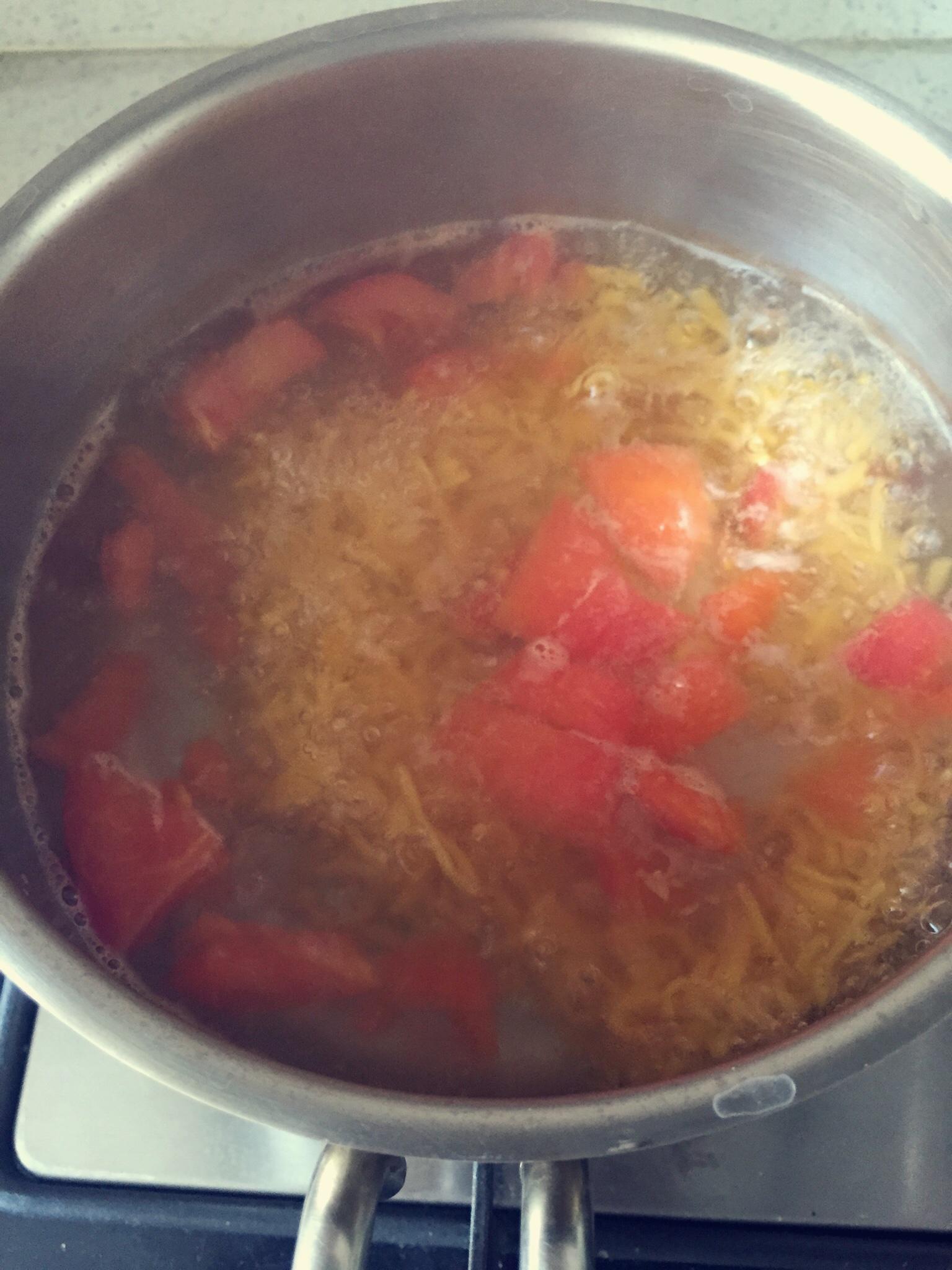 寶寶輔食 | 番茄胡蘿蔔鮮蝦面的做法 步骤4