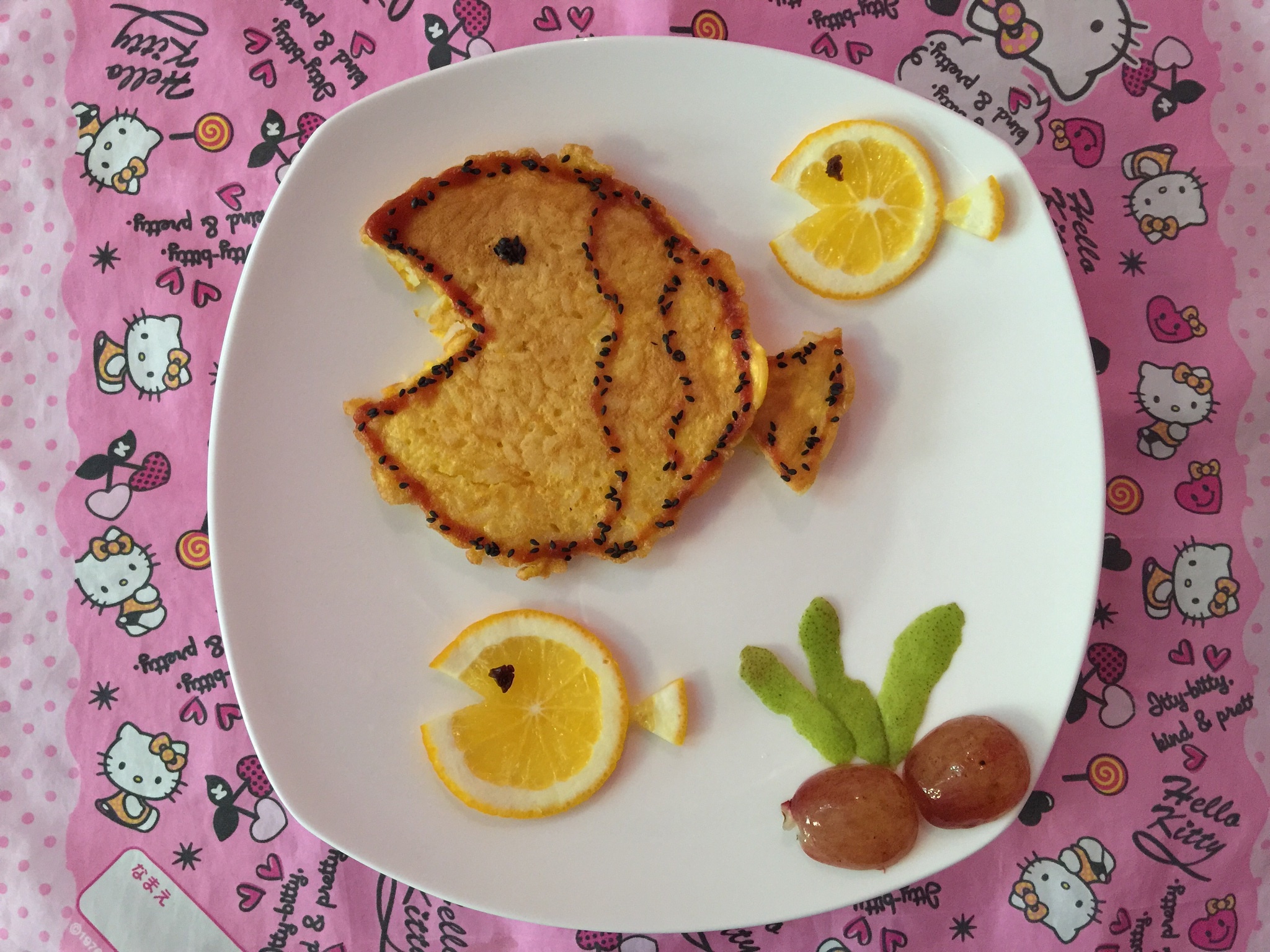 創意趣味兒童餐—小魚遊呀遊（雞蛋米飯餅）的做法 步骤7