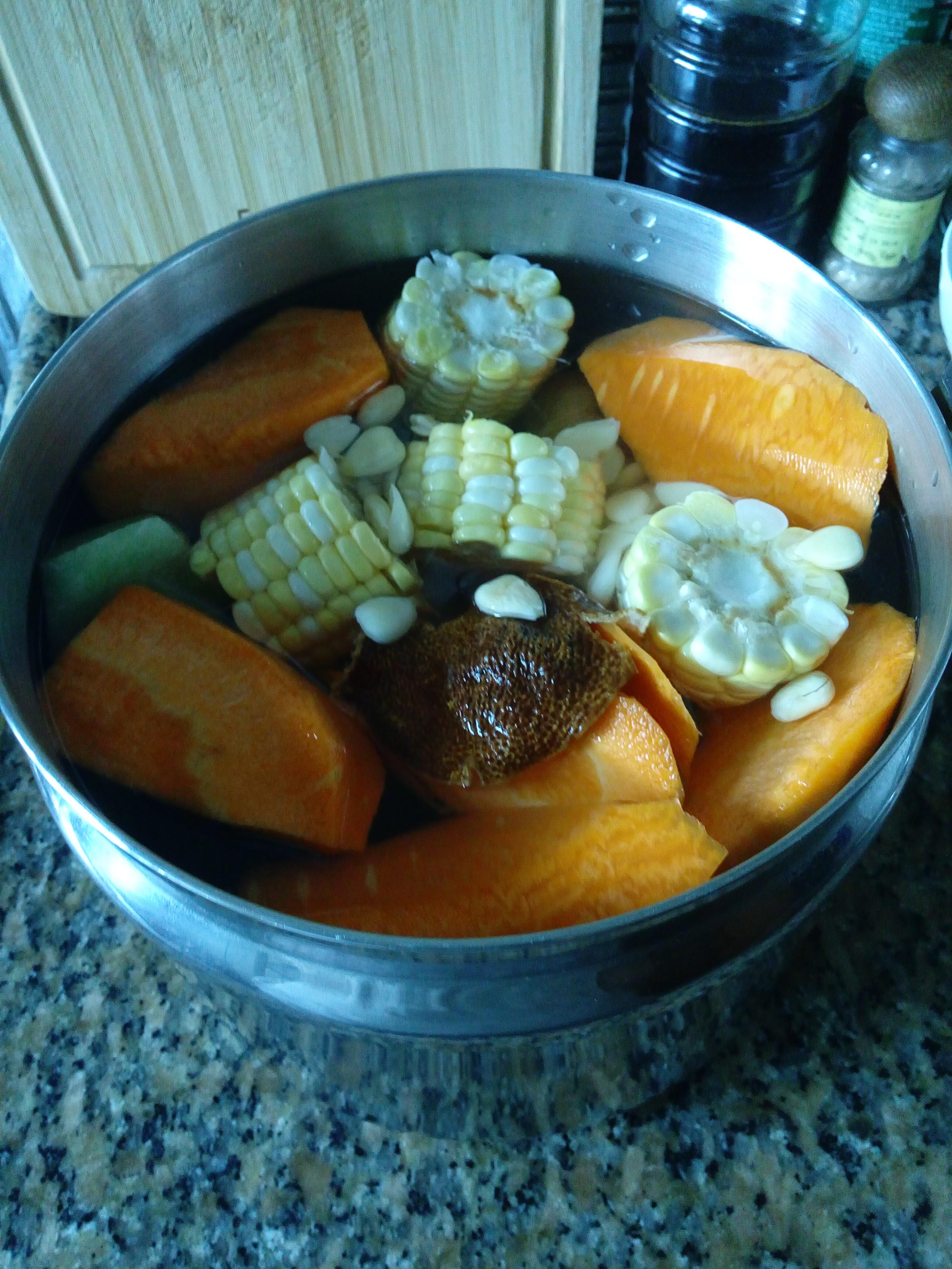 青紅蘿蔔粟米煲豬骨湯(潤肺止咳老火湯)的做法 步骤3