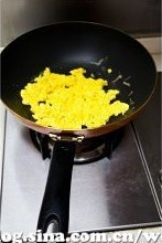 洋蔥木耳炒土雞蛋的做法 步骤2