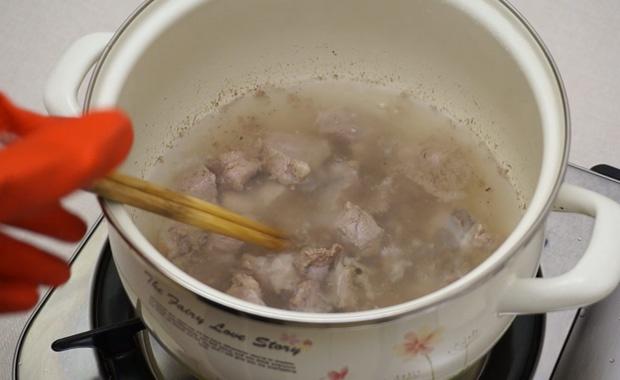 春季喝什麼湯 西洋菜排骨湯 清燥潤肺的做法 步骤2