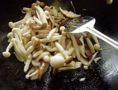 芙蓉菌菇絲瓜湯的做法 步骤10