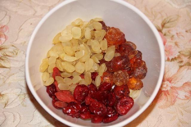桃膠皁角米蔓越莓養顏羹的做法 步骤2