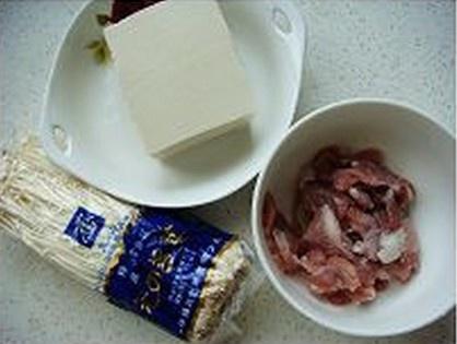 金針菇豆腐肉片湯的做法 步骤1
