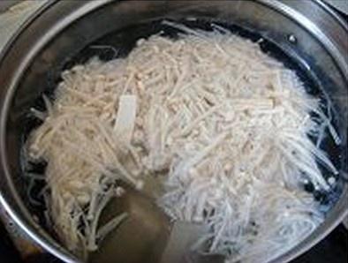 金針菇豆腐肉片湯的做法 步骤3