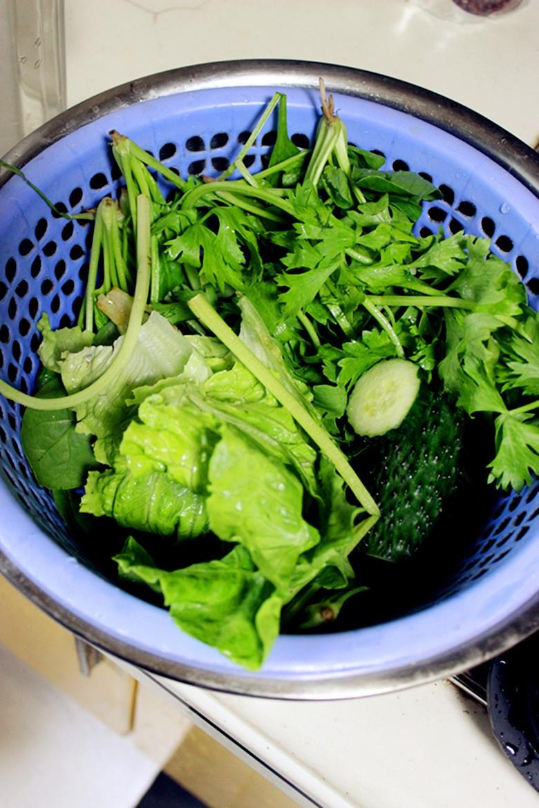 排宿便減肥排毒蔬菜汁 green smoothie （蔬菜版）的做法 步骤1