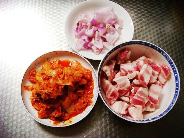 韓式泡菜炒五花肉——很爽很下飯哦的做法 步骤1