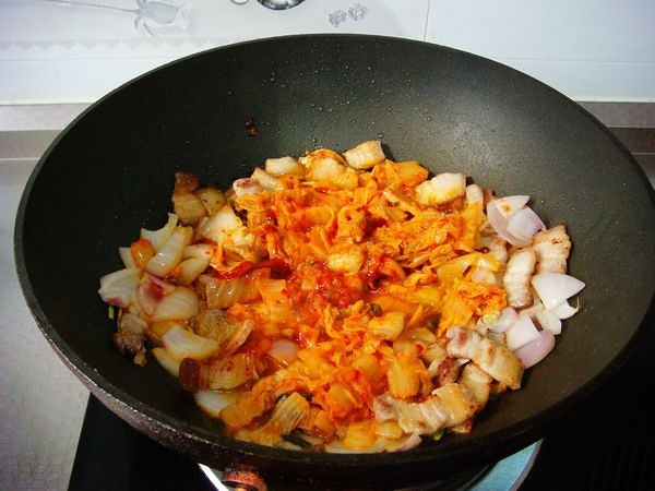 韓式泡菜炒五花肉——很爽很下飯哦的做法 步骤5