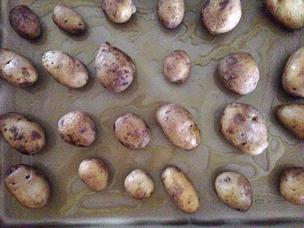 迷迭香烤小土豆的做法 步骤4