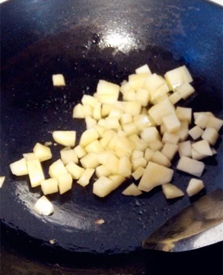 香腸土豆燜飯【一人也要吃好版】的做法 步骤2