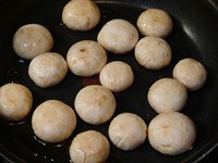 保留最原始鮮味兒的煎口蘑的做法 步骤2