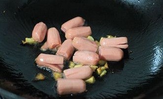 蒜香西蘭花炒脆皮腸的做法 步骤6
