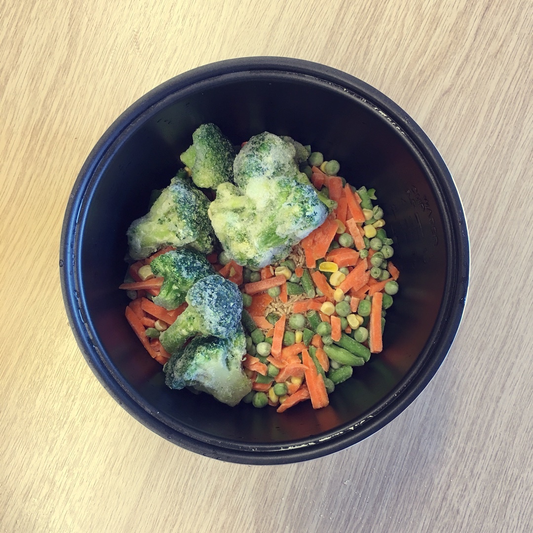 健身減脂的懶人糙米蔬菜海鮮飯～的做法 步骤2
